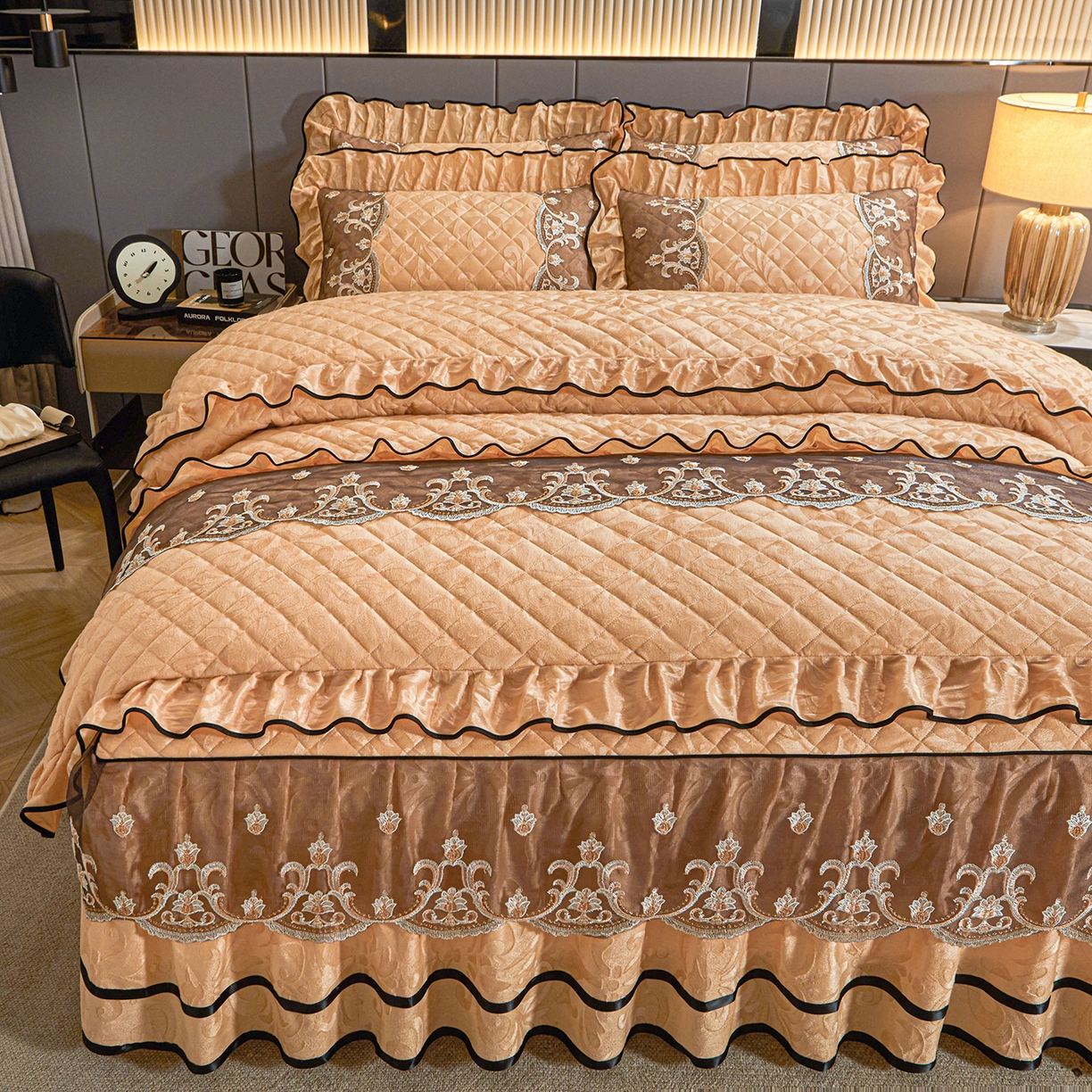 91家纺网 家纺一手货源 找家纺 好儿喜家纺 2025新款柔暖天鹅绒夹棉床裙盛世年华系列床裙三件套 盛世年华-驼