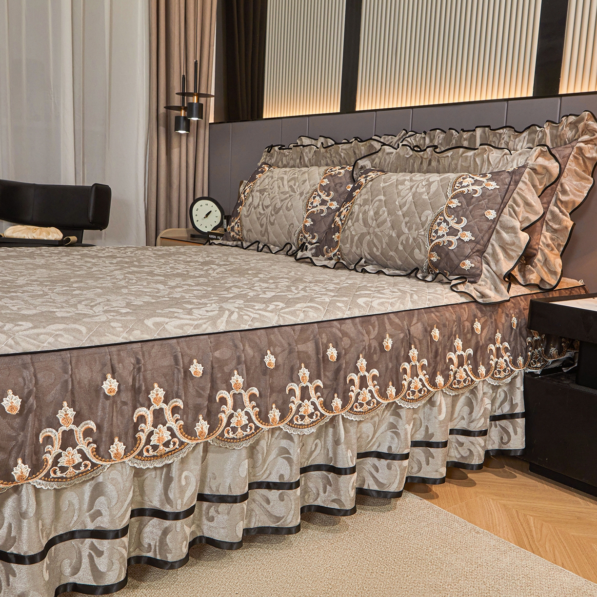 91家纺网 家纺一手货源 找家纺 好儿喜家纺 2025新款柔暖天鹅绒夹棉床裙盛世年华系列床裙三件套 盛世年华-灰