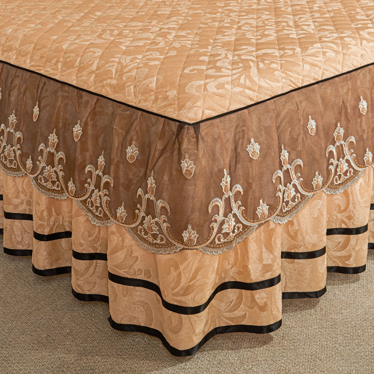 91家纺网 家纺一手货源 找家纺 好儿喜家纺 2025新款柔暖天鹅绒夹棉床裙盛世年华系列床裙三件套 盛世年华-驼