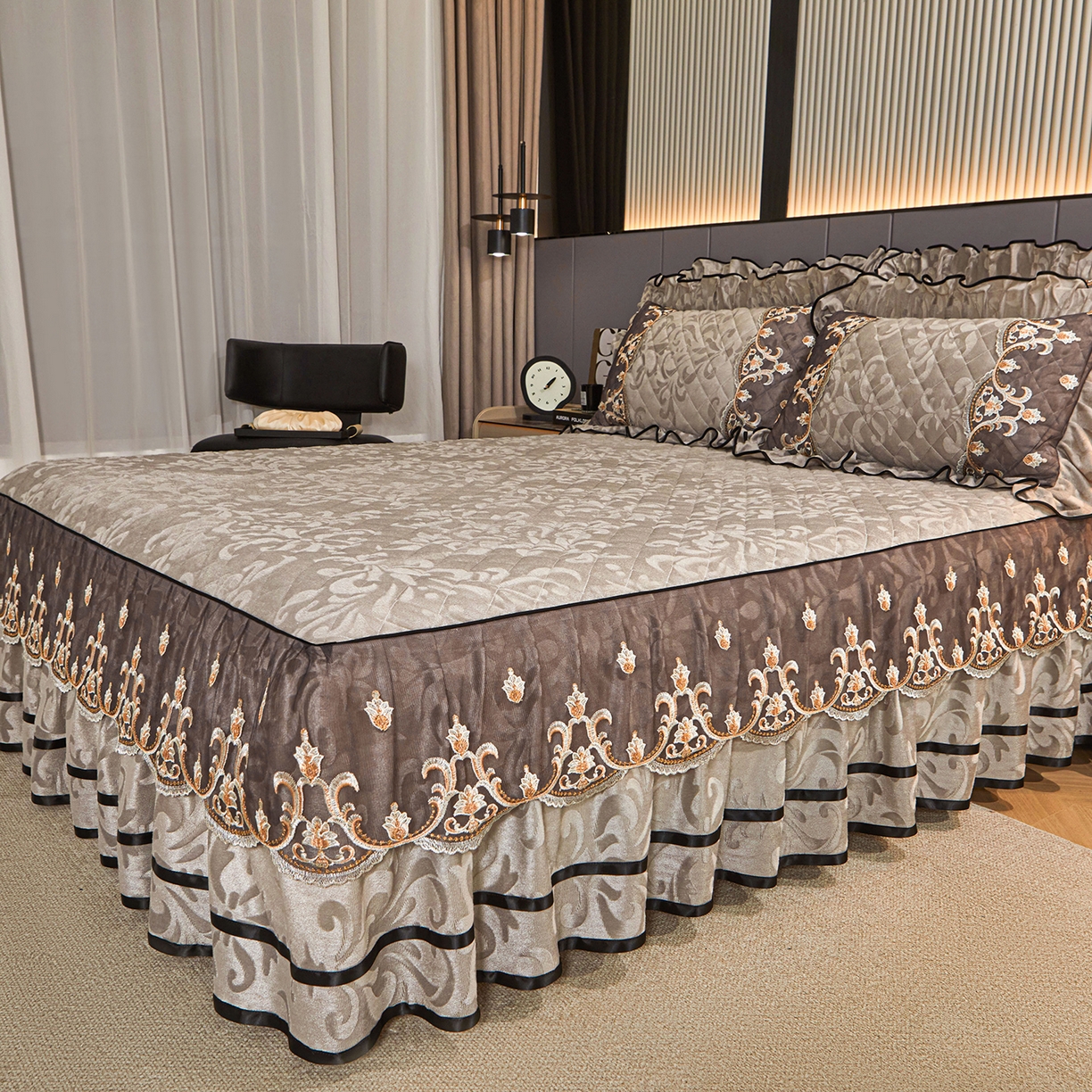 91家纺网 家纺一手货源 找家纺 好儿喜家纺 2025新款柔暖天鹅绒夹棉床裙盛世年华系列床裙三件套 盛世年华-灰