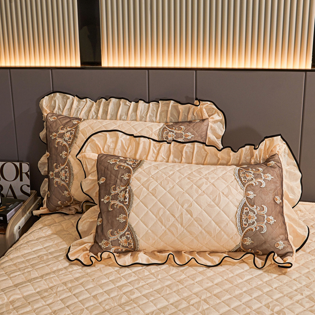 91家纺网 家纺一手货源 找家纺 好儿喜家纺 2025新款柔暖天鹅绒夹棉床裙盛世年华系列床裙三件套 盛世年华-米