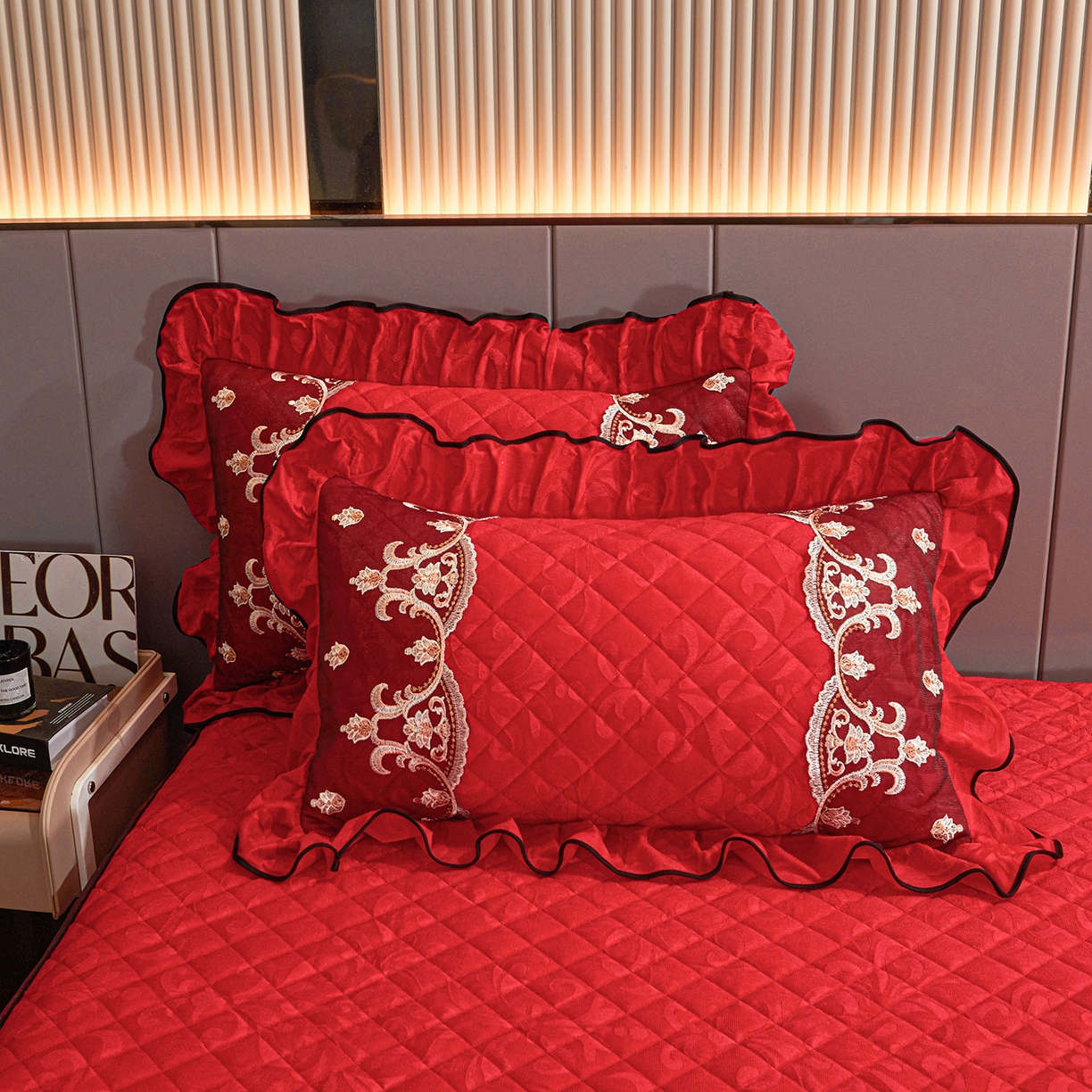 91家纺网 家纺一手货源 找家纺 好儿喜家纺 2025新款柔暖天鹅绒夹棉床裙盛世年华系列床裙三件套 盛世年华-红