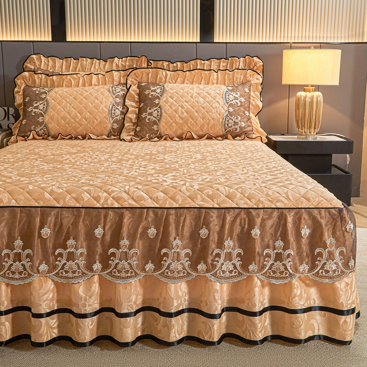 91家纺网 家纺一手货源 找家纺 好儿喜家纺 2025新款柔暖天鹅绒夹棉床裙盛世年华系列床裙三件套 盛世年华-驼