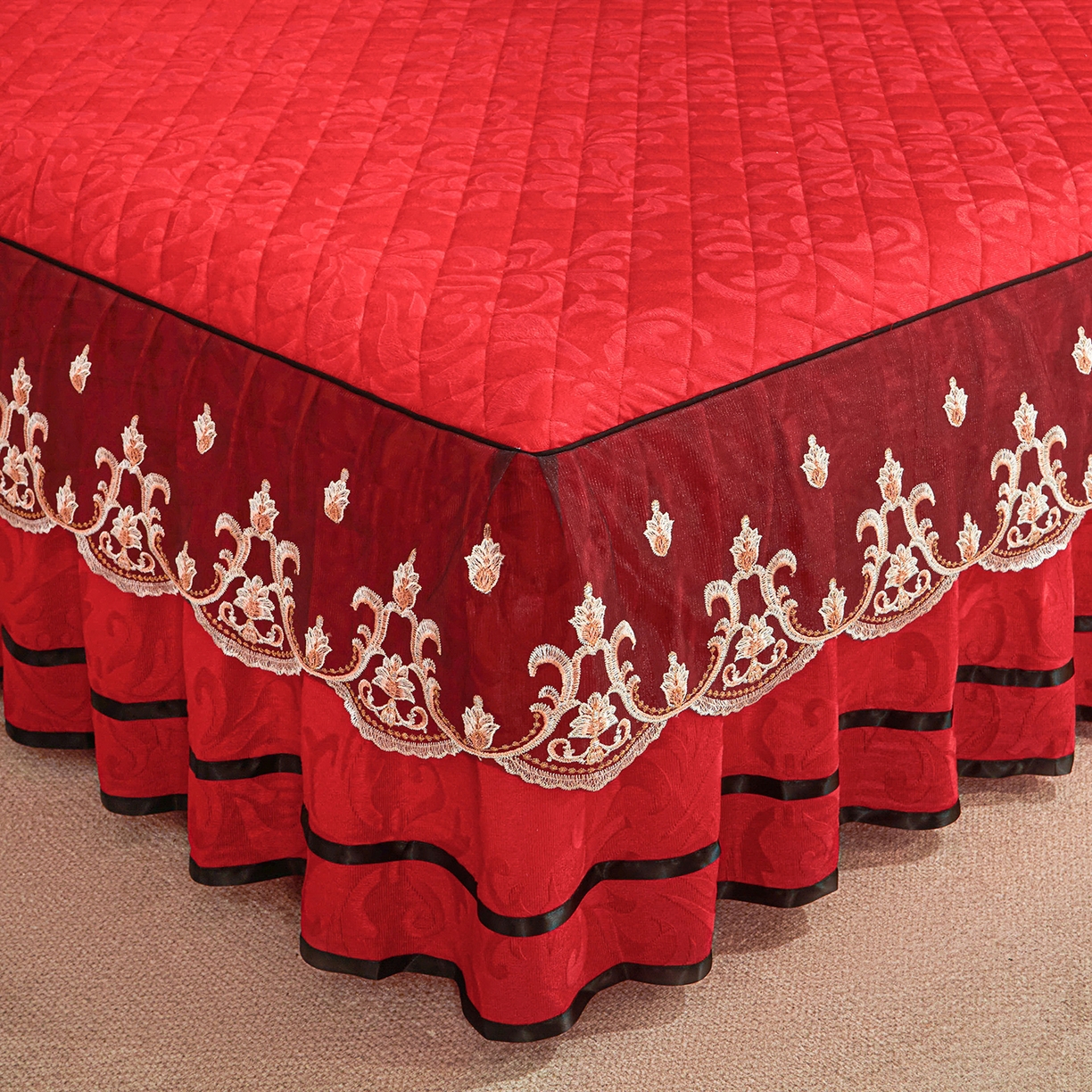 91家纺网 家纺一手货源 找家纺 好儿喜家纺 2025新款柔暖天鹅绒夹棉床裙盛世年华系列床裙三件套 盛世年华-红