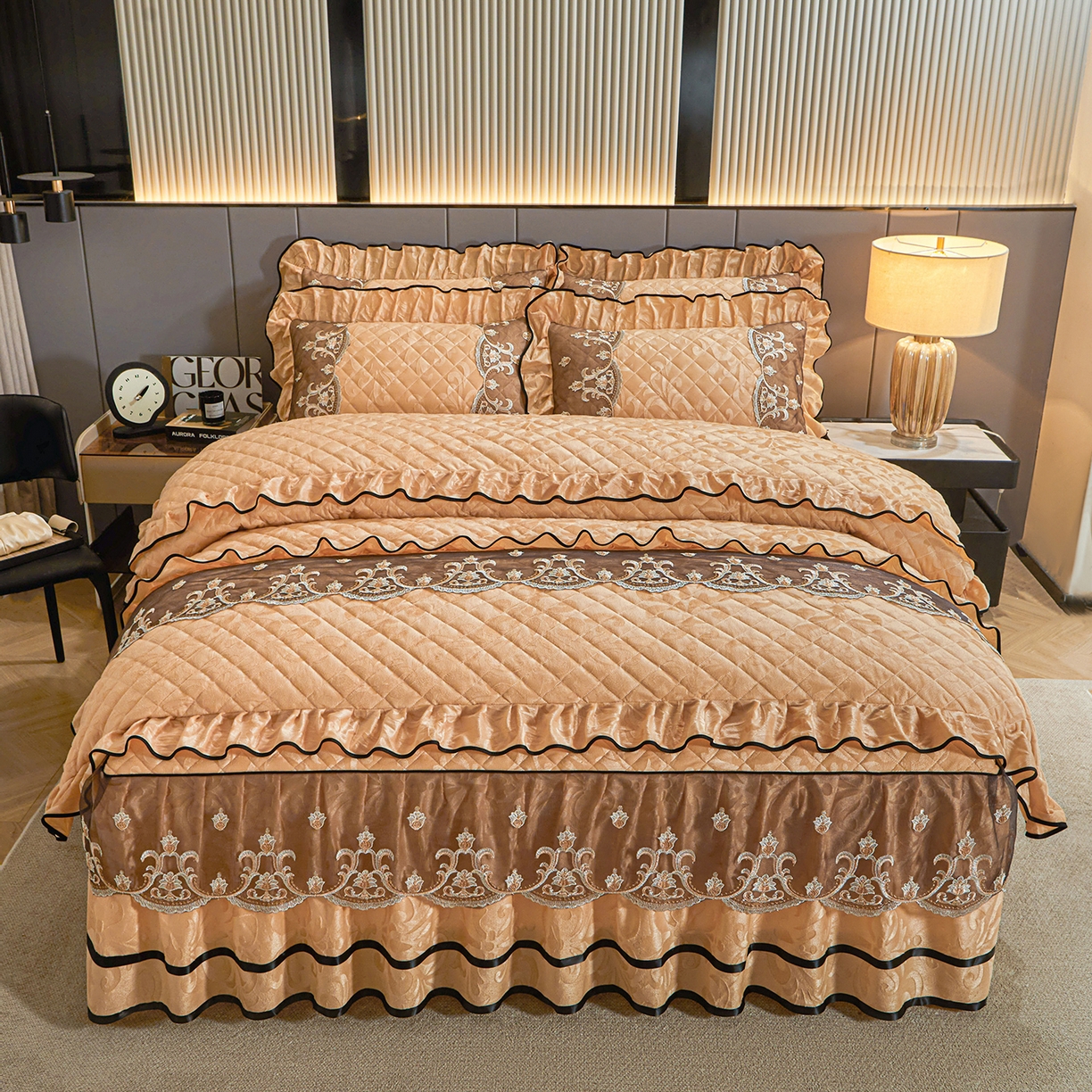 91家纺网 家纺一手货源 找家纺 好儿喜家纺 2025新款柔暖天鹅绒夹棉床裙盛世年华系列床裙三件套 盛世年华-驼