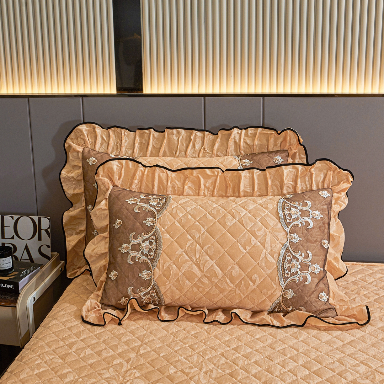 91家纺网 家纺一手货源 找家纺 好儿喜家纺 2025新款柔暖天鹅绒夹棉床裙盛世年华系列床裙三件套 盛世年华-驼