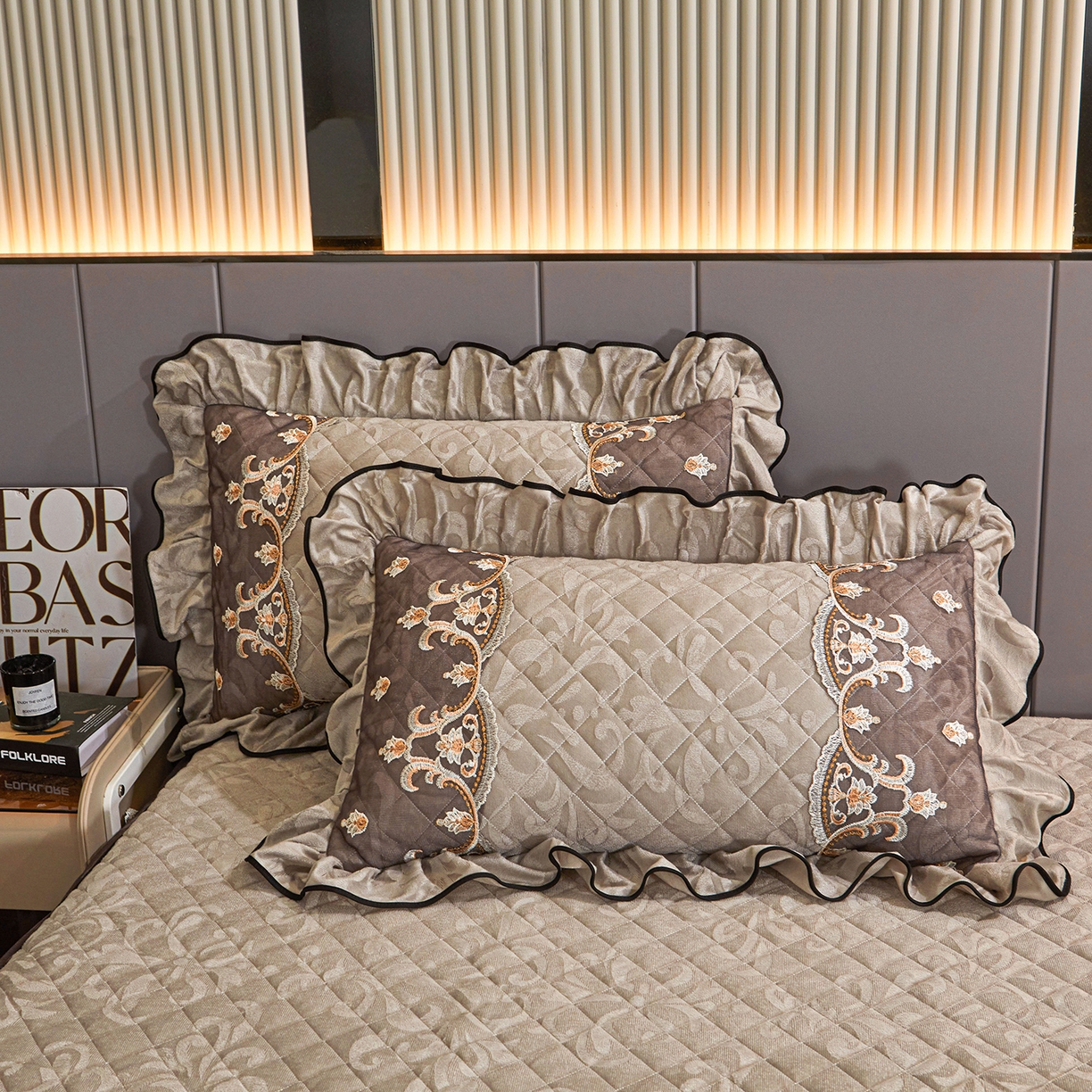 91家纺网 家纺一手货源 找家纺 好儿喜家纺 2025新款柔暖天鹅绒夹棉床裙盛世年华系列床裙三件套 盛世年华-灰