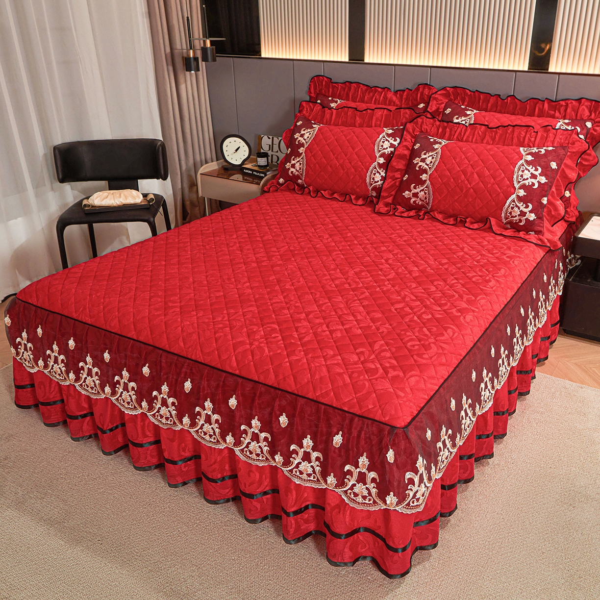 91家纺网 家纺一手货源 找家纺 好儿喜家纺 2025新款柔暖天鹅绒夹棉床裙盛世年华系列床裙三件套 盛世年华-红