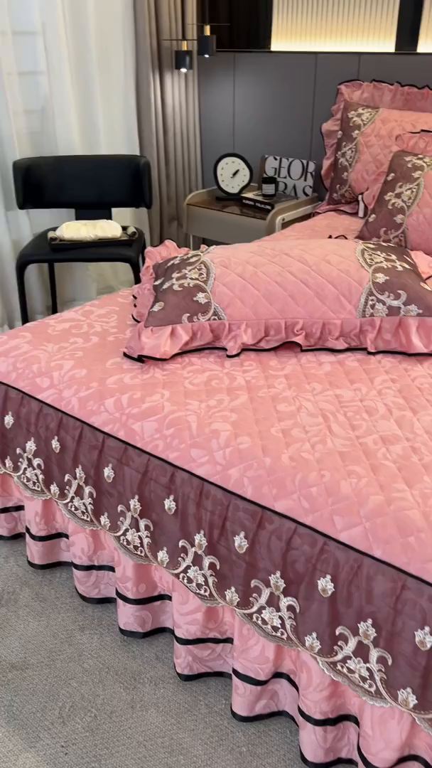 91家纺网 家纺一手货源 找家纺 好儿喜家纺 2025新款柔暖天鹅绒夹棉床裙盛世年华系列床裙三件套 盛世年华-粉