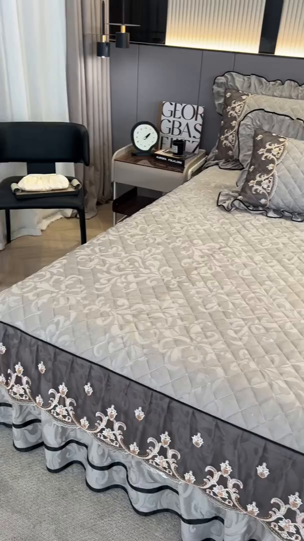 91家纺网 家纺一手货源 找家纺 好儿喜家纺 2025新款柔暖天鹅绒夹棉床裙盛世年华系列床裙三件套 盛世年华-灰