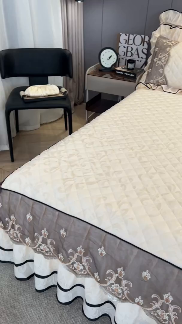 91家纺网 家纺一手货源 找家纺 好儿喜家纺 2025新款柔暖天鹅绒夹棉床裙盛世年华系列床裙三件套 盛世年华-米