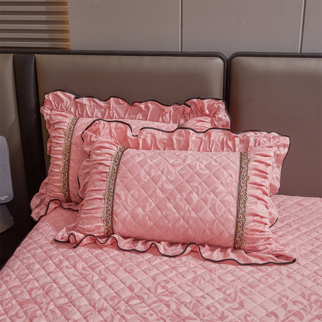 91家纺网 家纺一手货源 找家纺 （总）好儿喜家纺 2025新款柔暖天鹅绒夹棉床裙香格里系列四件套