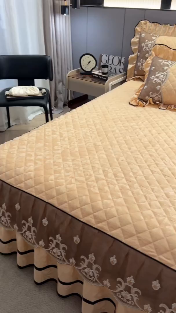 91家纺网 家纺一手货源 找家纺 好儿喜家纺 2025新款柔暖天鹅绒夹棉床裙盛世年华系列床裙三件套 盛世年华-驼