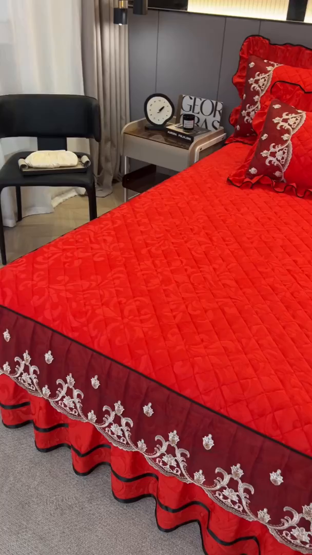 91家纺网 家纺一手货源 找家纺 好儿喜家纺 2025新款柔暖天鹅绒夹棉床裙盛世年华系列床裙三件套 盛世年华-红