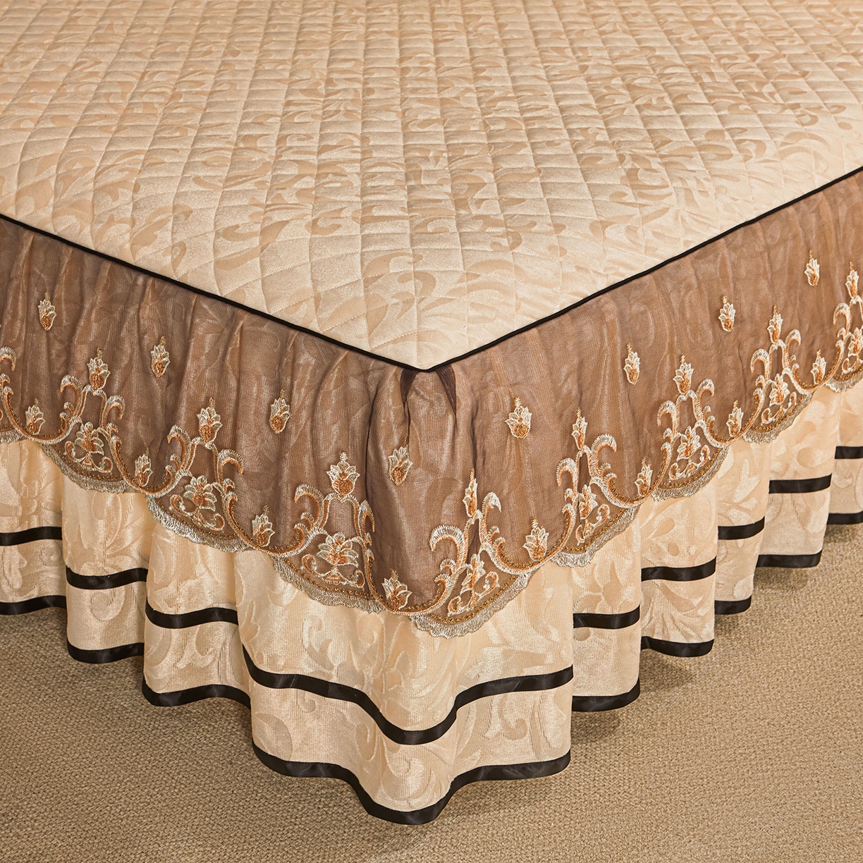 91家纺网 家纺一手货源 找家纺 好儿喜家纺 2025新款柔暖天鹅绒夹棉床裙盛世年华系列床裙三件套 盛世年华-米