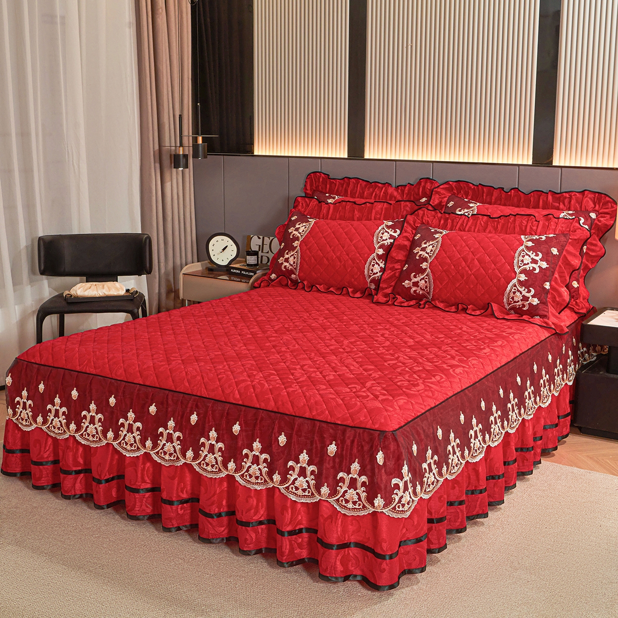 91家纺网 家纺一手货源 找家纺 好儿喜家纺 2025新款柔暖天鹅绒夹棉床裙盛世年华系列床裙三件套 盛世年华-红