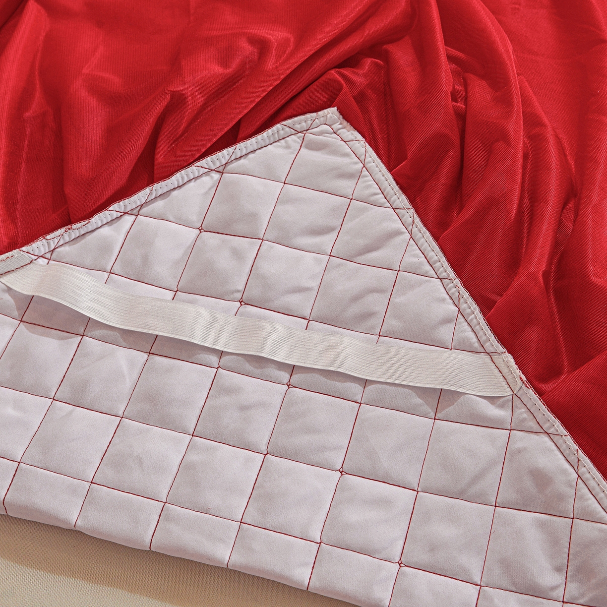 91家纺网 家纺一手货源 找家纺 好儿喜家纺 2025新款柔暖天鹅绒夹棉床裙盛世年华系列床裙三件套 盛世年华-红