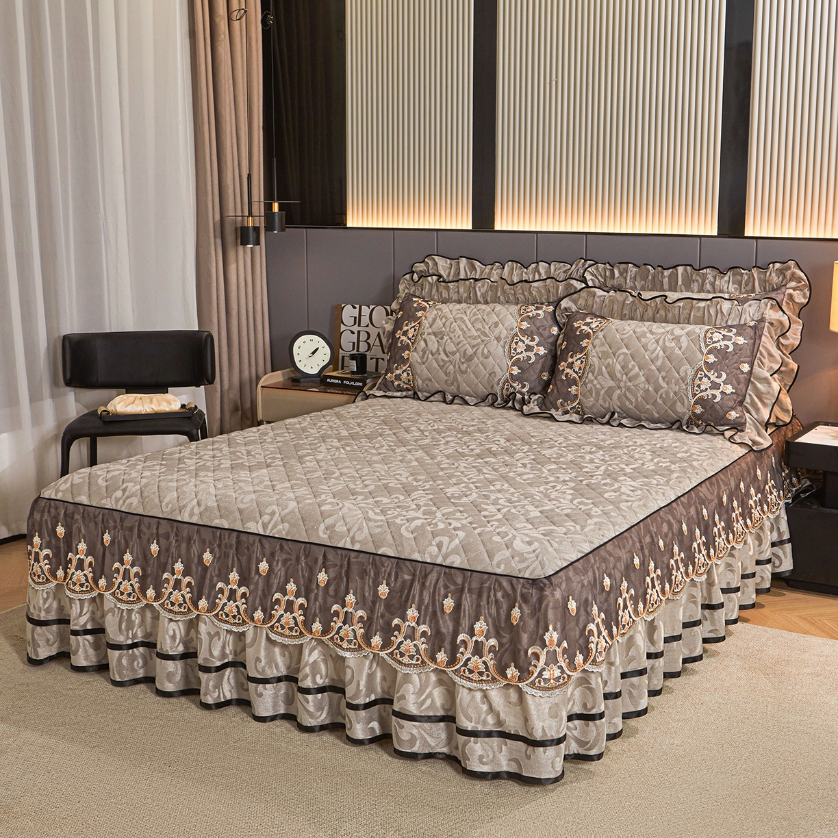 91家纺网 家纺一手货源 找家纺 好儿喜家纺 2025新款柔暖天鹅绒夹棉床裙盛世年华系列床裙三件套 盛世年华-灰