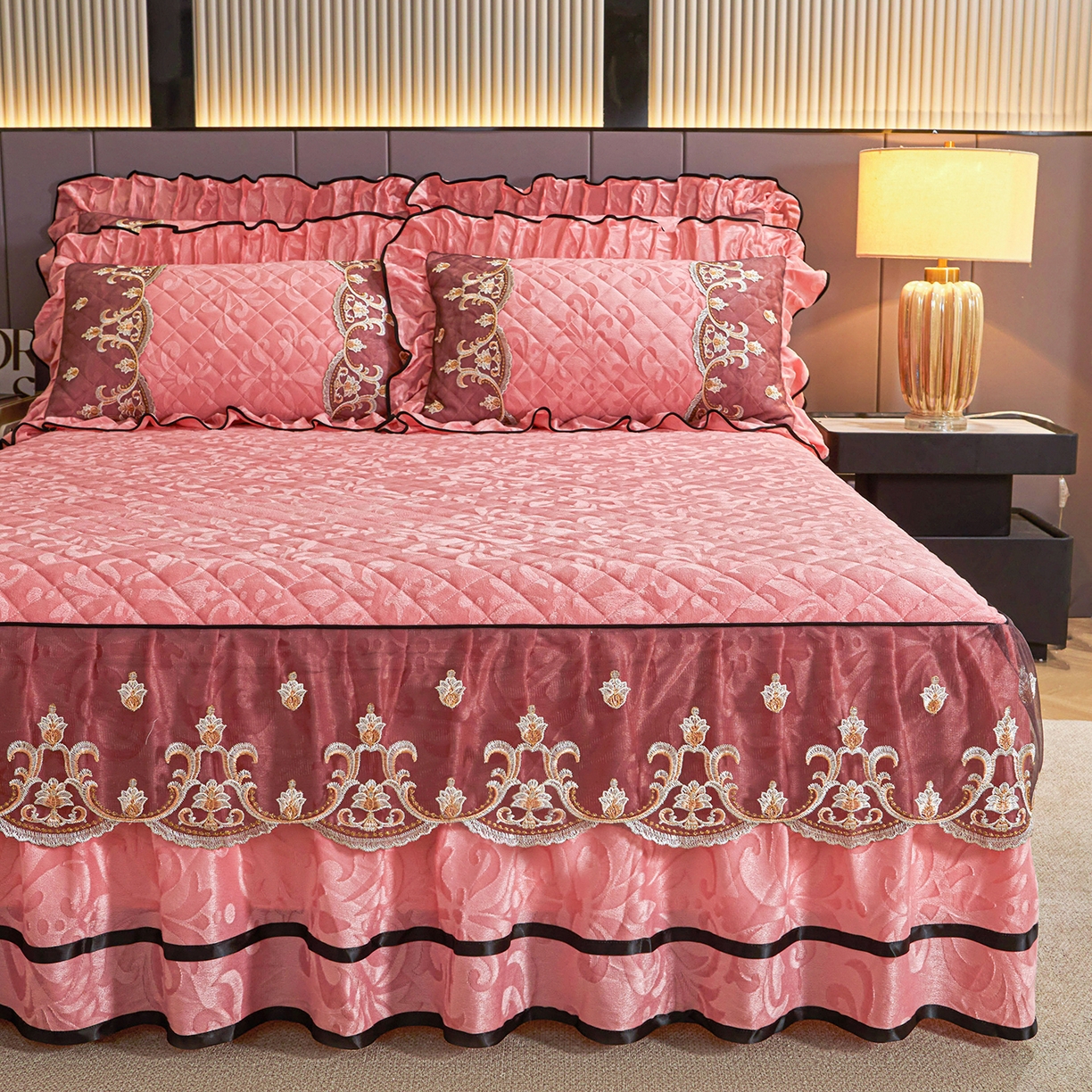 91家纺网 家纺一手货源 找家纺 （总）好儿喜家纺 2025新款柔暖天鹅绒夹棉床裙盛世年华系列四件套