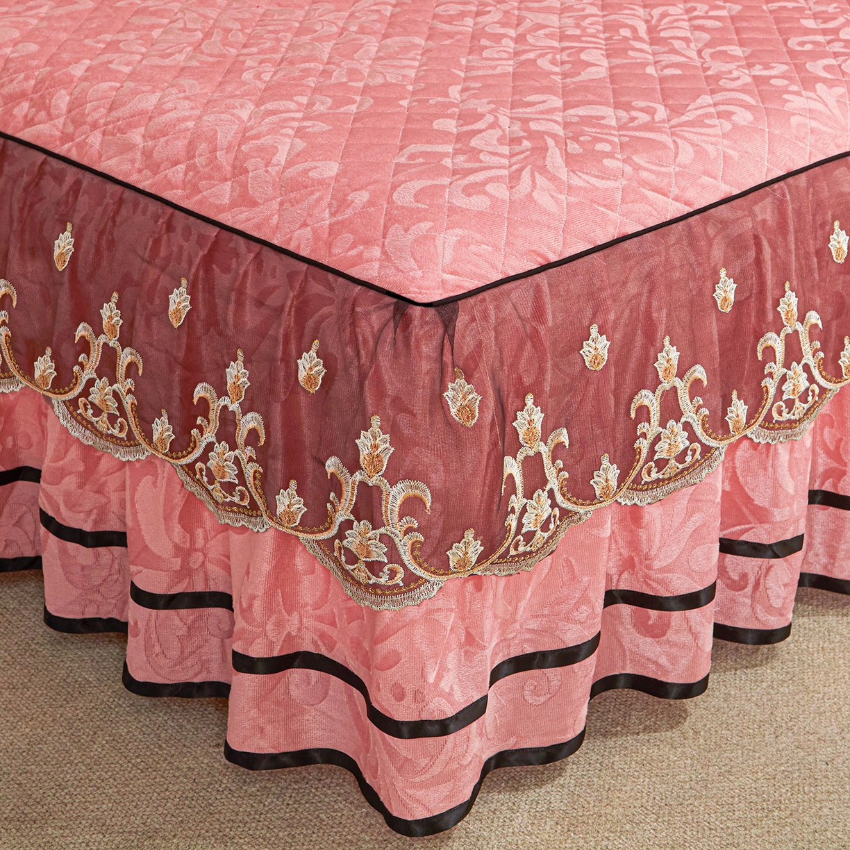 91家纺网 家纺一手货源 找家纺 （总）好儿喜家纺 2025新款柔暖天鹅绒夹棉床裙盛世年华系列四件套