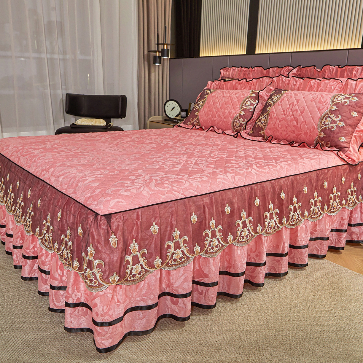 91家纺网 家纺一手货源 找家纺 （总）好儿喜家纺 2025新款柔暖天鹅绒夹棉床裙盛世年华系列四件套