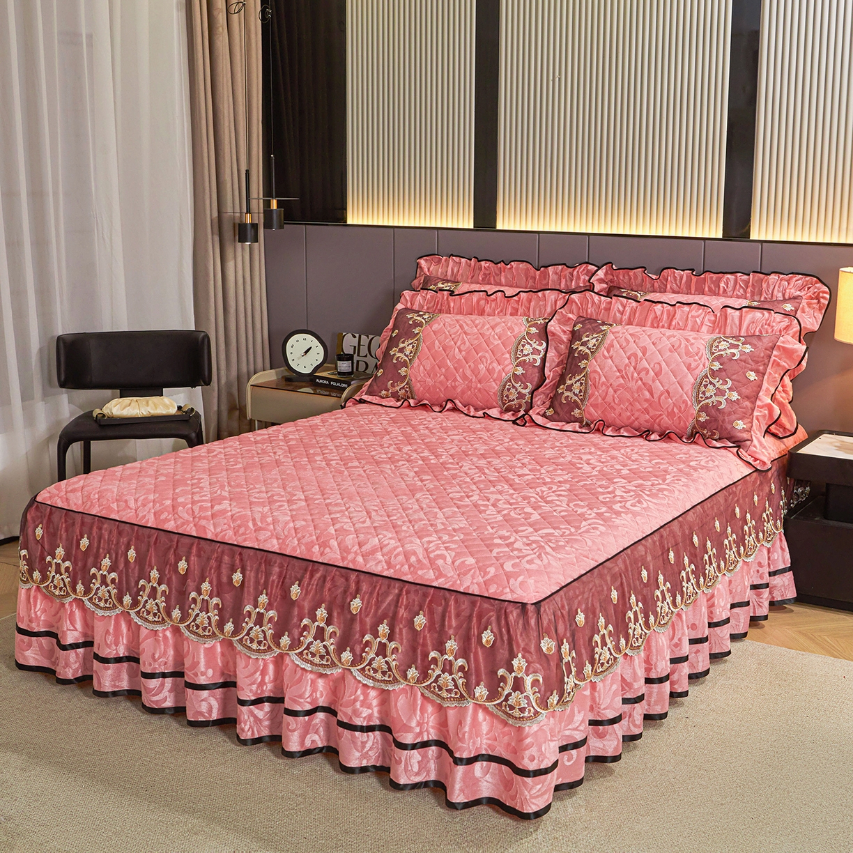 91家纺网 家纺一手货源 找家纺 （总）好儿喜家纺 2025新款柔暖天鹅绒夹棉床裙盛世年华系列四件套