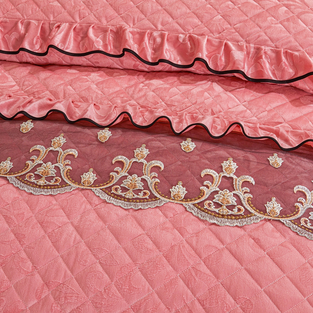 91家纺网 家纺一手货源 找家纺 （总）好儿喜家纺 2025新款柔暖天鹅绒夹棉床裙盛世年华系列四件套