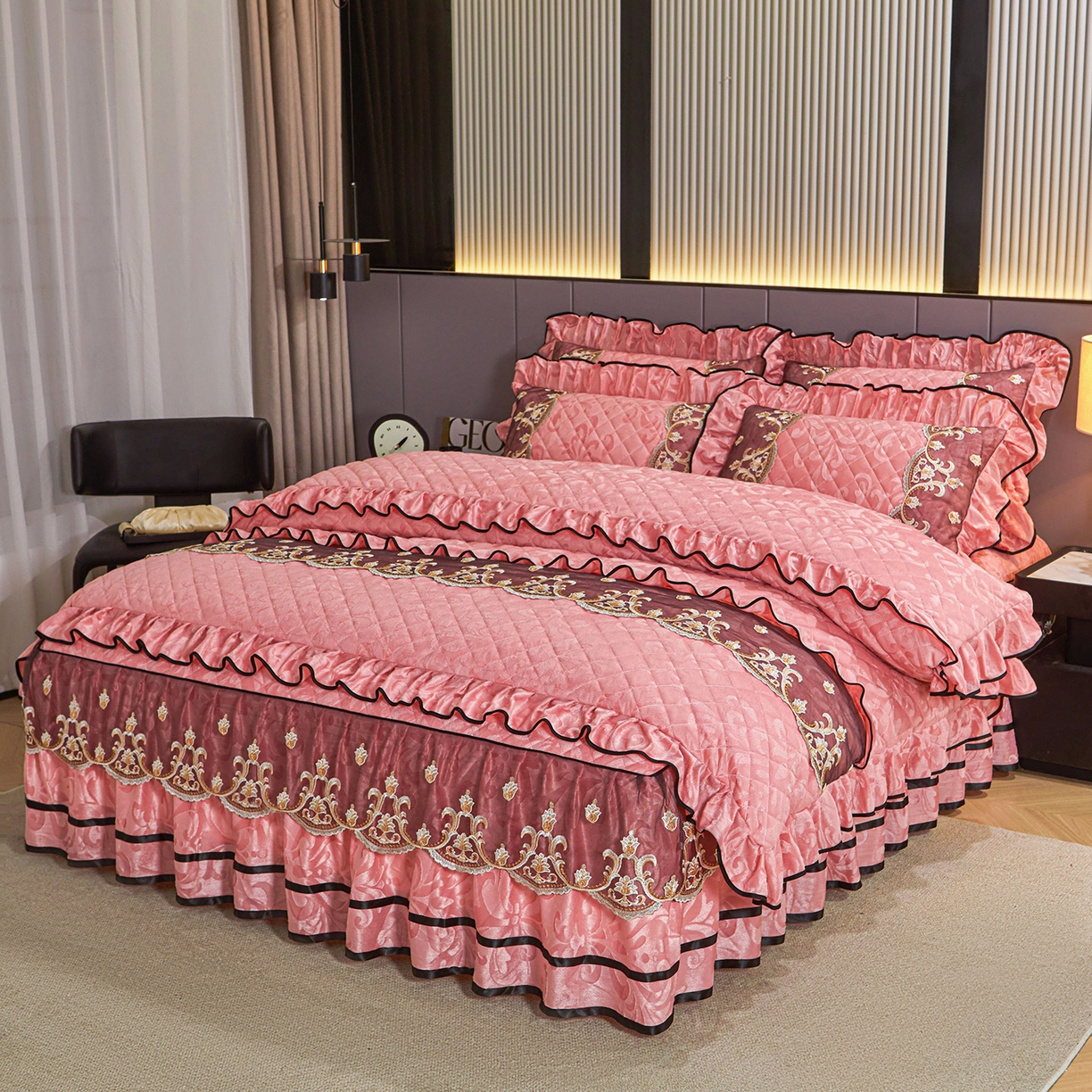 91家纺网 家纺一手货源 找家纺 （总）好儿喜家纺 2025新款柔暖天鹅绒夹棉床裙盛世年华系列四件套