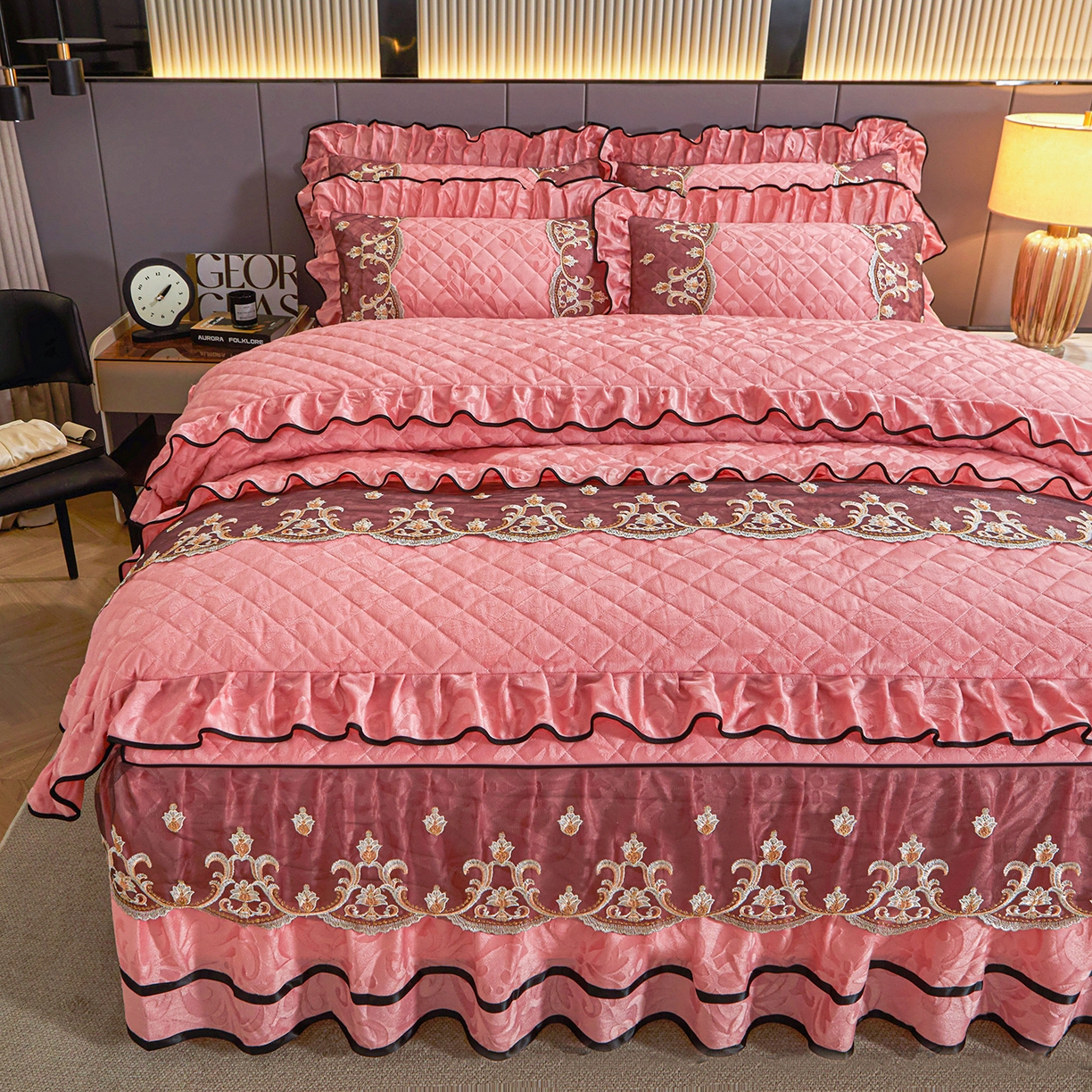 91家纺网 家纺一手货源 找家纺 （总）好儿喜家纺 2025新款柔暖天鹅绒夹棉床裙盛世年华系列四件套