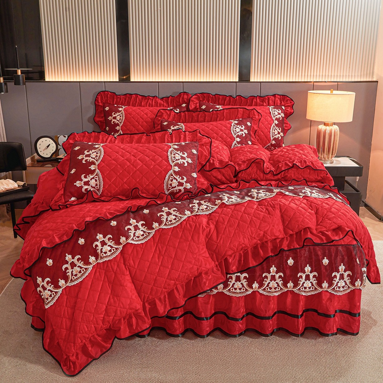 91家纺网 家纺一手货源 找家纺 （总）好儿喜家纺 2025新款柔暖天鹅绒夹棉床裙盛世年华系列四件套