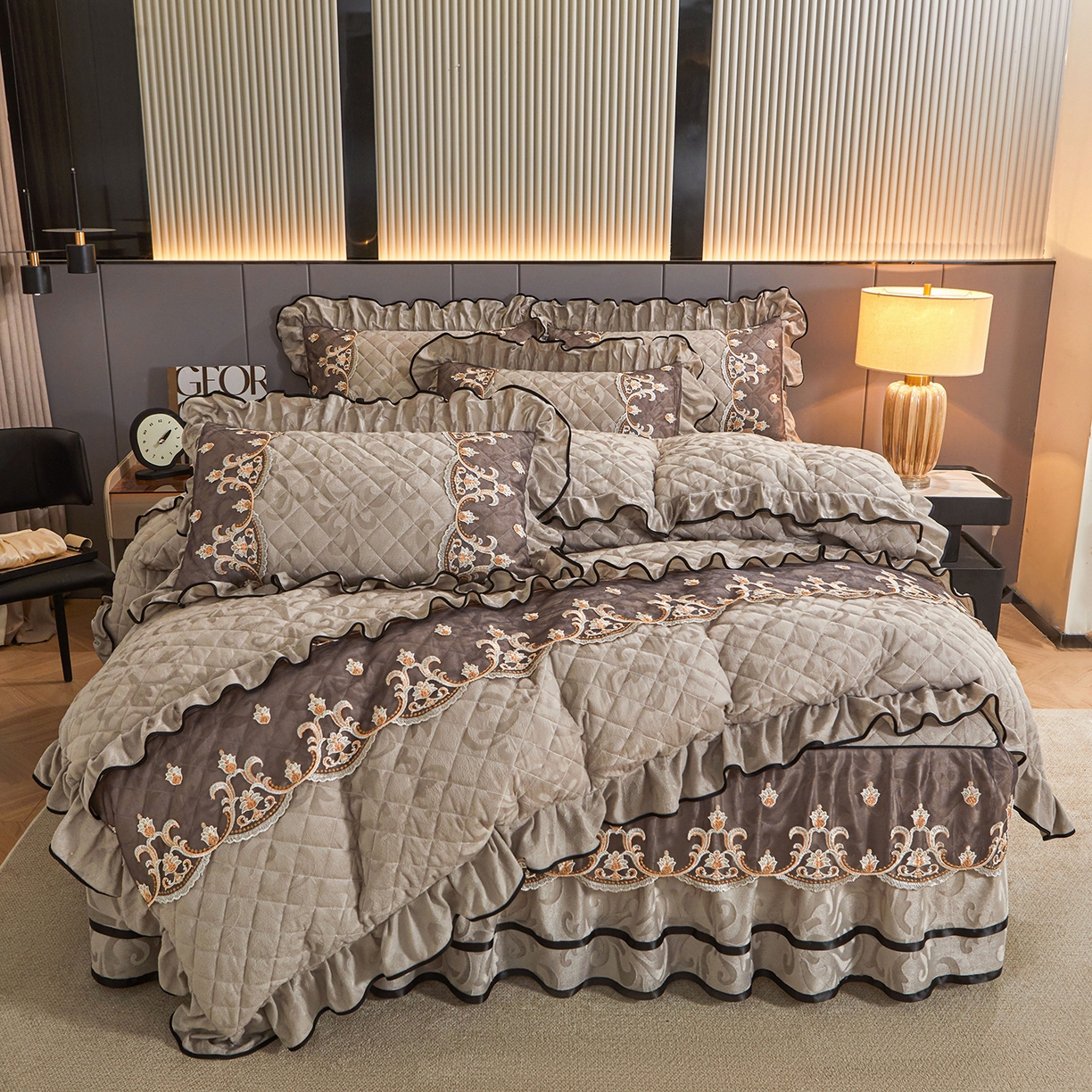 91家纺网 家纺一手货源 找家纺 （总）好儿喜家纺 2025新款柔暖天鹅绒夹棉床裙盛世年华系列四件套