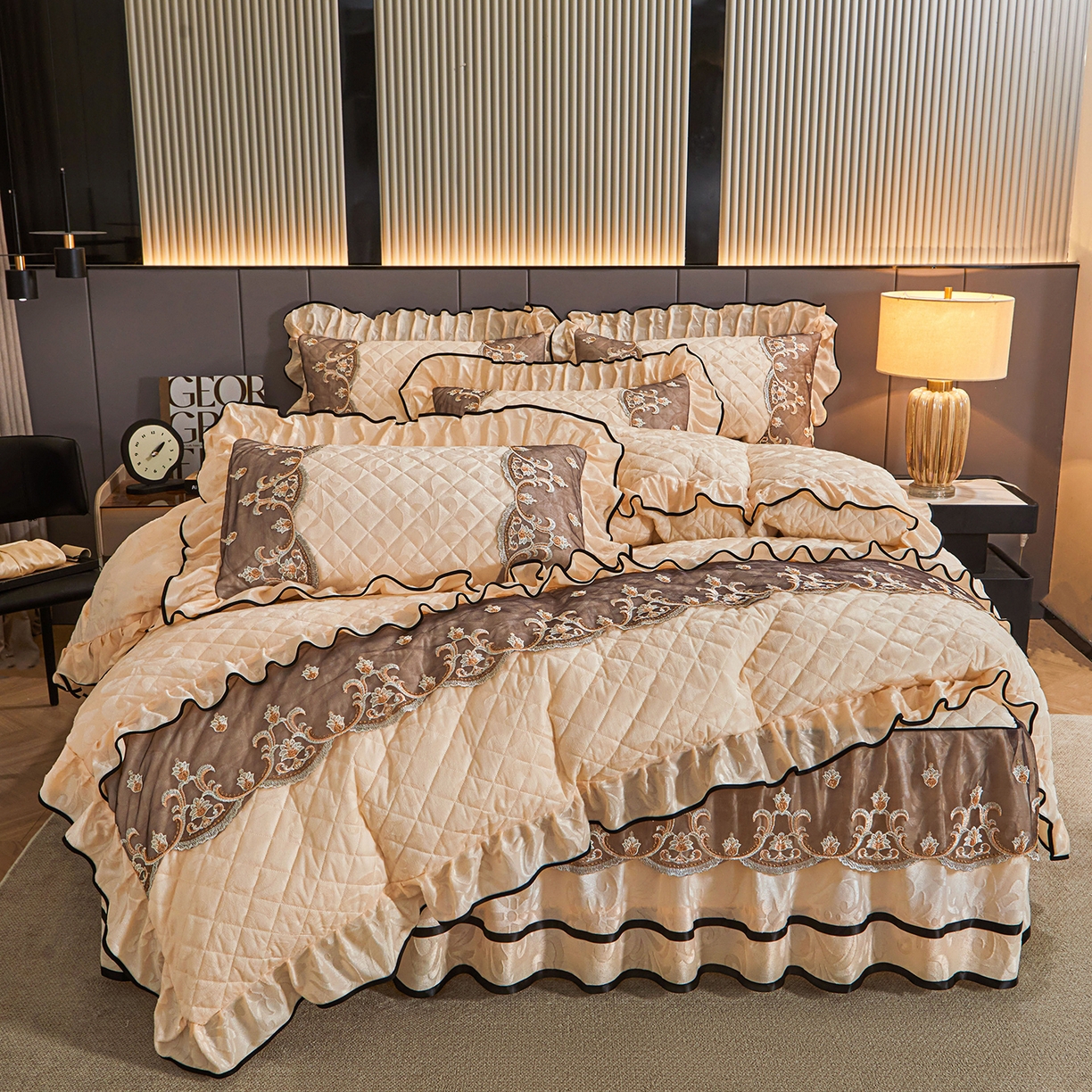 91家纺网 家纺一手货源 找家纺 （总）好儿喜家纺 2025新款柔暖天鹅绒夹棉床裙盛世年华系列四件套