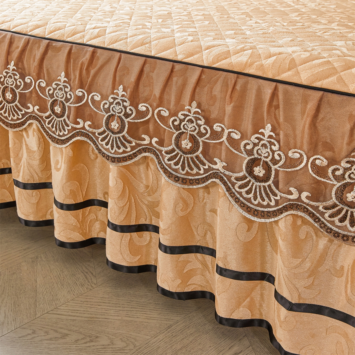 91家纺网 家纺一手货源 找家纺 （总）好儿喜家纺 2025新款柔暖天鹅绒夹棉床裙奥菲庄园系列床裙三件套