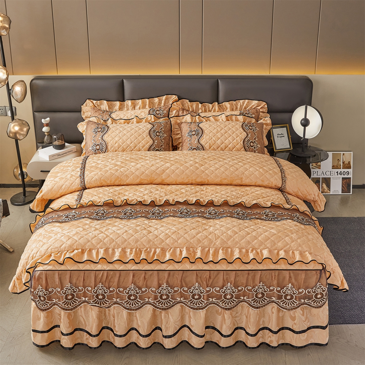 91家纺网 家纺一手货源 找家纺 好儿喜家纺 2025新款柔暖天鹅绒夹棉床裙奥菲庄园系列床裙三件套 奥菲庄园-驼