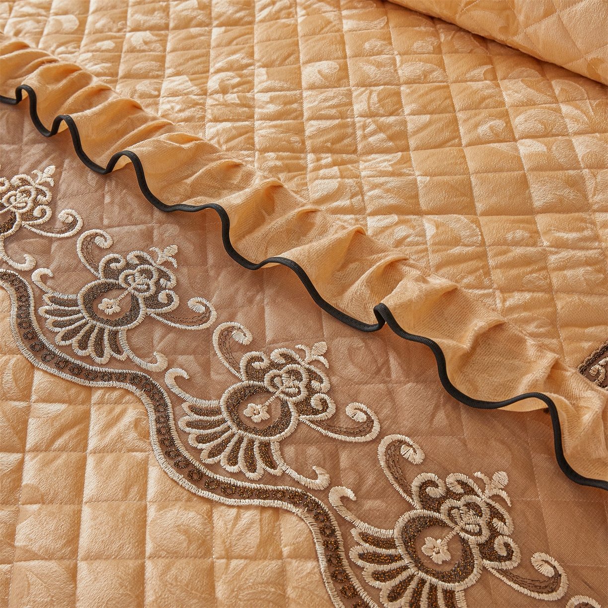 91家纺网 家纺一手货源 找家纺 好儿喜家纺 2025新款柔暖天鹅绒夹棉床裙奥菲庄园系列床裙三件套 奥菲庄园-驼