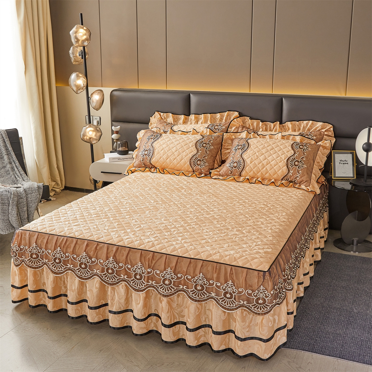 91家纺网 家纺一手货源 找家纺 好儿喜家纺 2025新款柔暖天鹅绒夹棉床裙奥菲庄园系列床裙三件套 奥菲庄园-驼