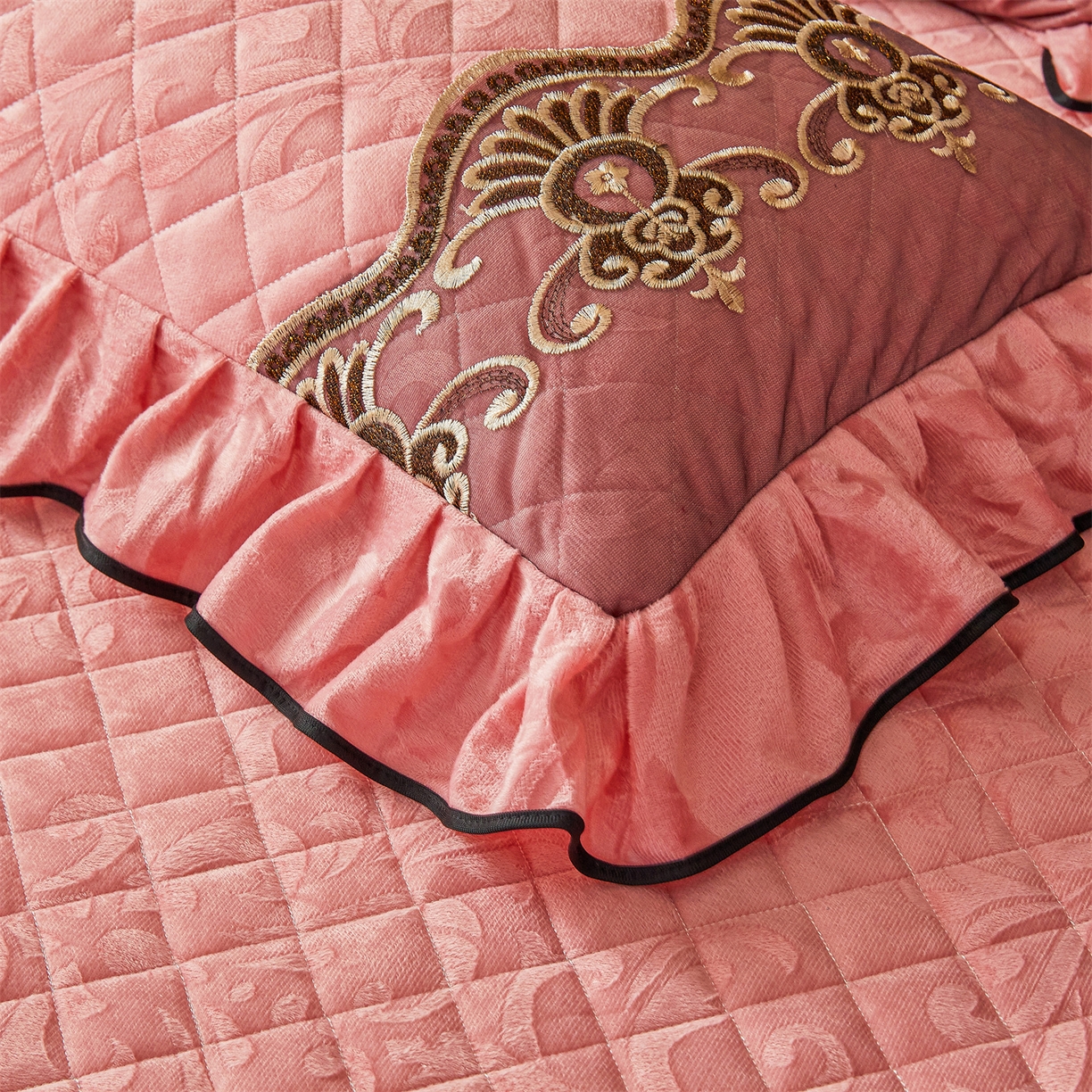 91家纺网 家纺一手货源 找家纺 好儿喜家纺 2025新款柔暖天鹅绒夹棉床裙奥菲庄园系列床裙三件套 奥菲庄园-粉