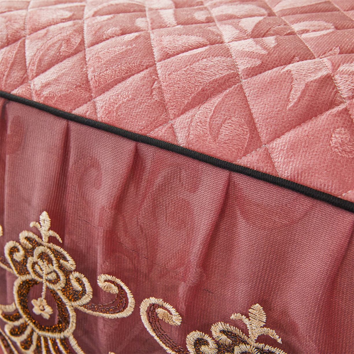 91家纺网 家纺一手货源 找家纺 好儿喜家纺 2025新款柔暖天鹅绒夹棉床裙奥菲庄园系列床裙三件套 奥菲庄园-粉