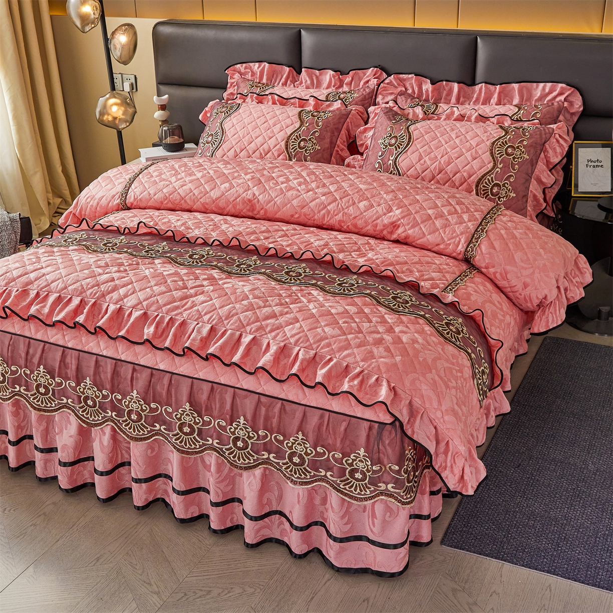 91家纺网 家纺一手货源 找家纺 好儿喜家纺 2025新款柔暖天鹅绒夹棉床裙奥菲庄园系列床裙三件套 奥菲庄园-粉