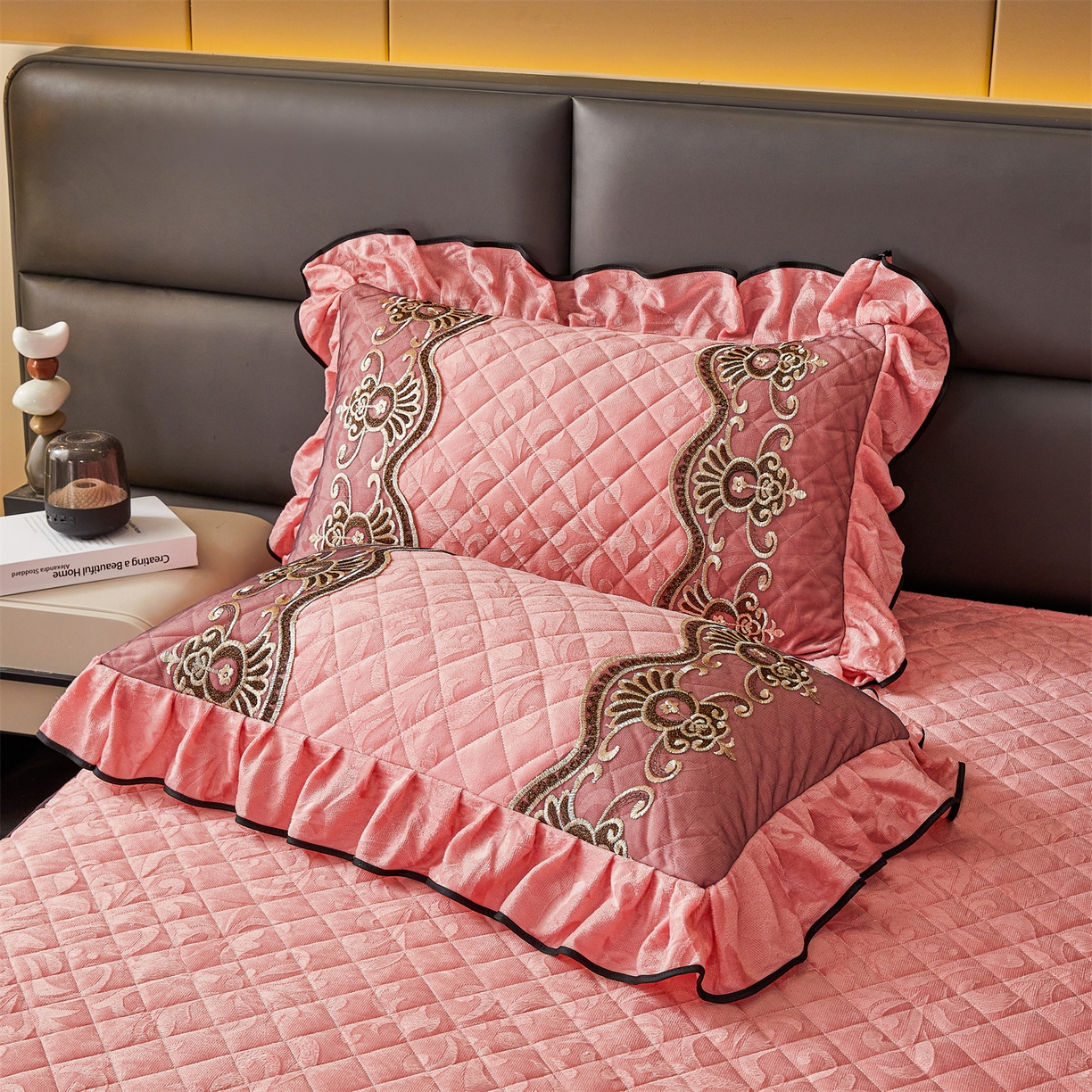 91家纺网 家纺一手货源 找家纺 好儿喜家纺 2025新款柔暖天鹅绒夹棉床裙奥菲庄园系列床裙三件套 奥菲庄园-粉