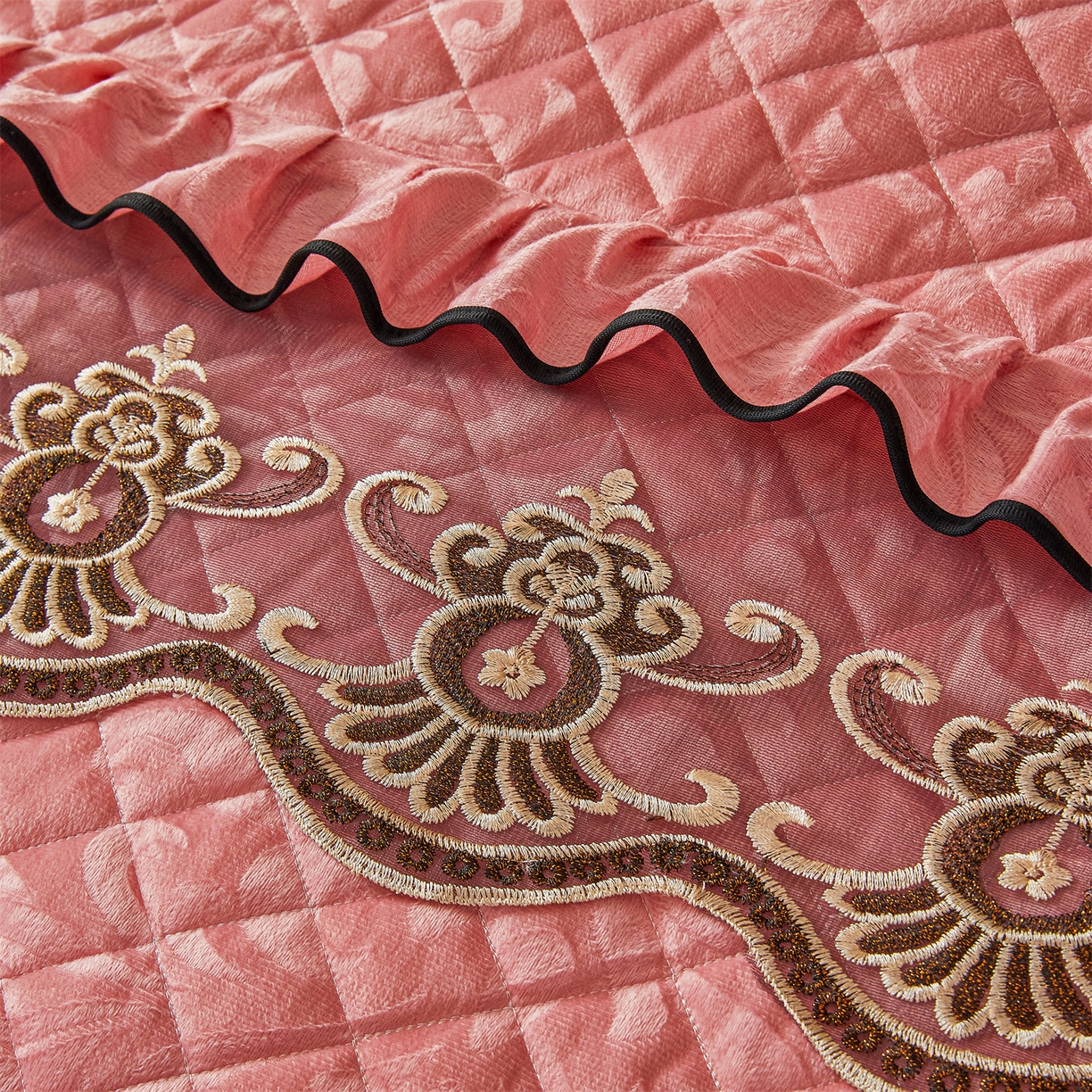 91家纺网 家纺一手货源 找家纺 好儿喜家纺 2025新款柔暖天鹅绒夹棉床裙奥菲庄园系列床裙三件套 奥菲庄园-粉