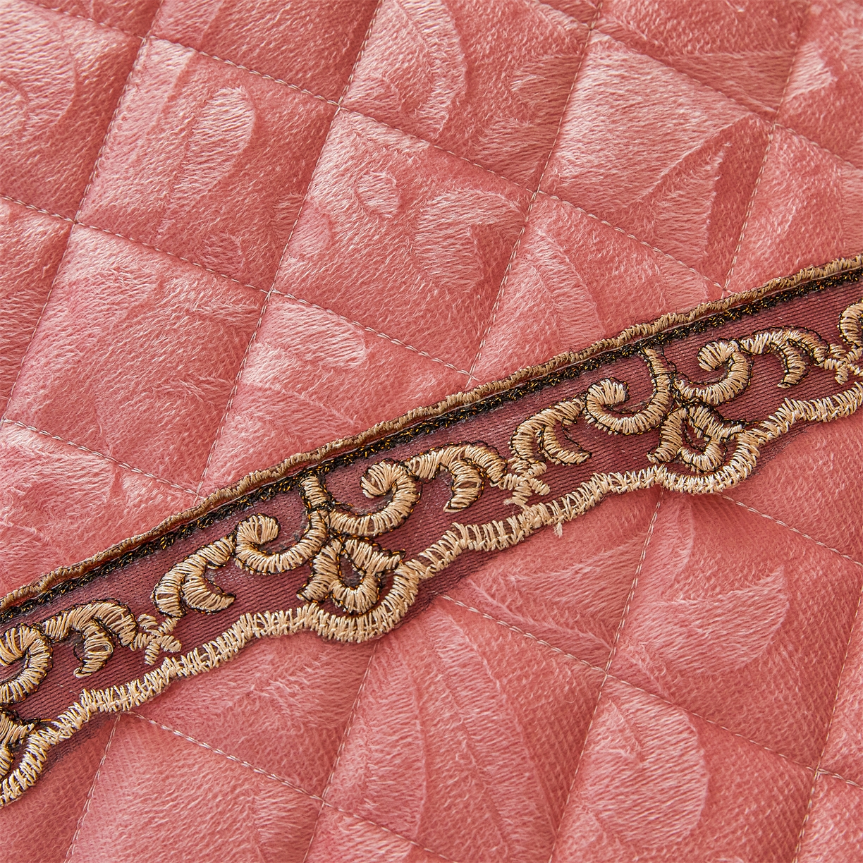 91家纺网 家纺一手货源 找家纺 好儿喜家纺 2025新款柔暖天鹅绒夹棉床裙奥菲庄园系列床裙三件套 奥菲庄园-粉