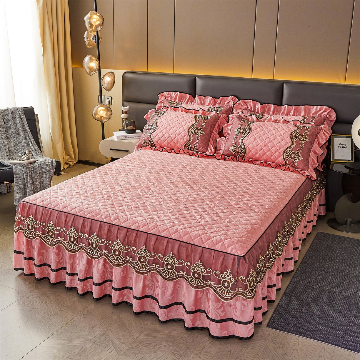 91家纺网 家纺一手货源 找家纺 好儿喜家纺 2025新款柔暖天鹅绒夹棉床裙奥菲庄园系列床裙三件套 奥菲庄园-粉