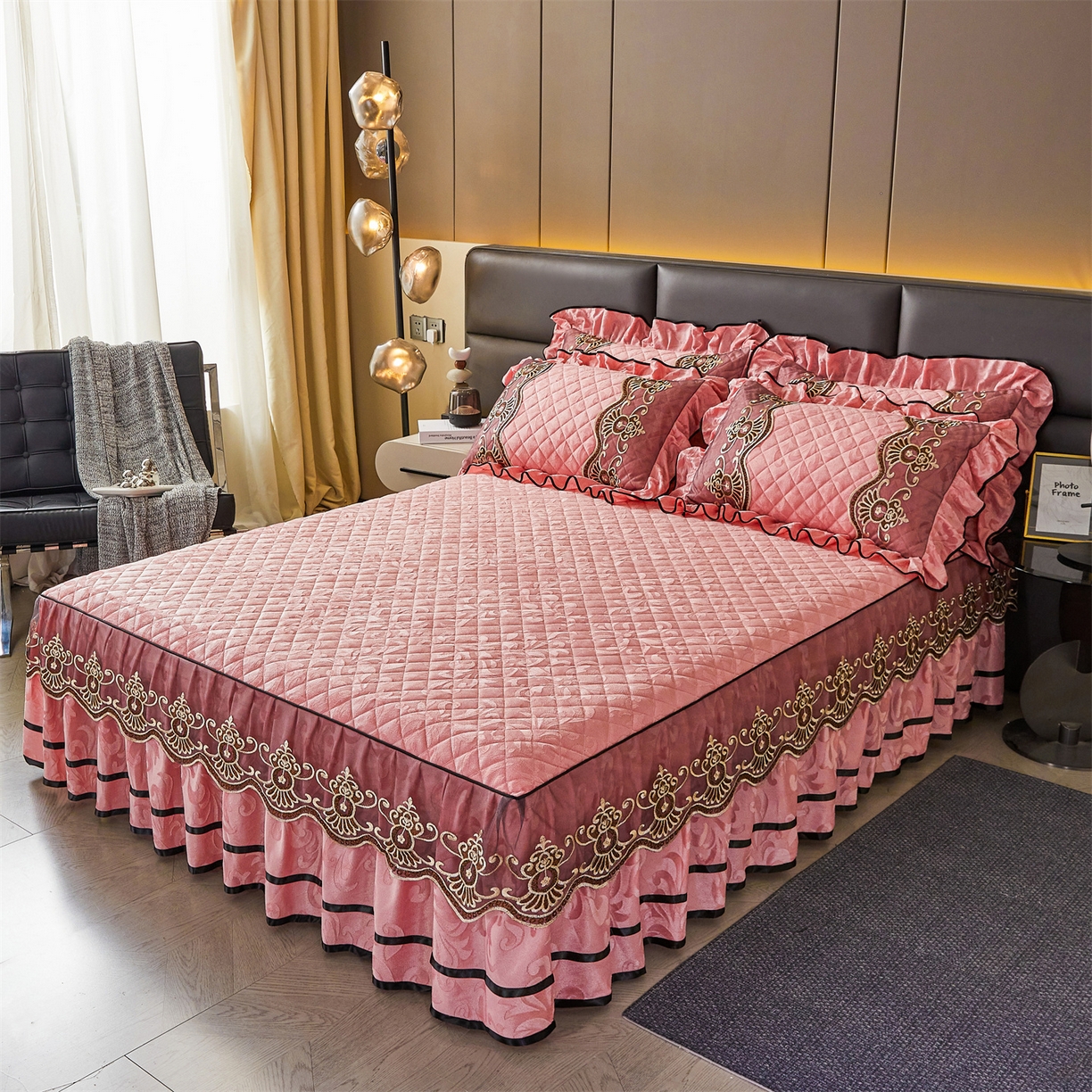 91家纺网 家纺一手货源 找家纺 好儿喜家纺 2025新款柔暖天鹅绒夹棉床裙奥菲庄园系列床裙三件套 奥菲庄园-粉