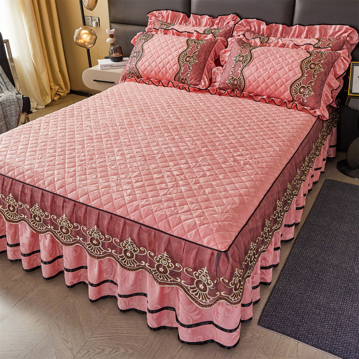 91家纺网 家纺一手货源 找家纺 好儿喜家纺 2025新款柔暖天鹅绒夹棉床裙奥菲庄园系列床裙三件套 奥菲庄园-粉