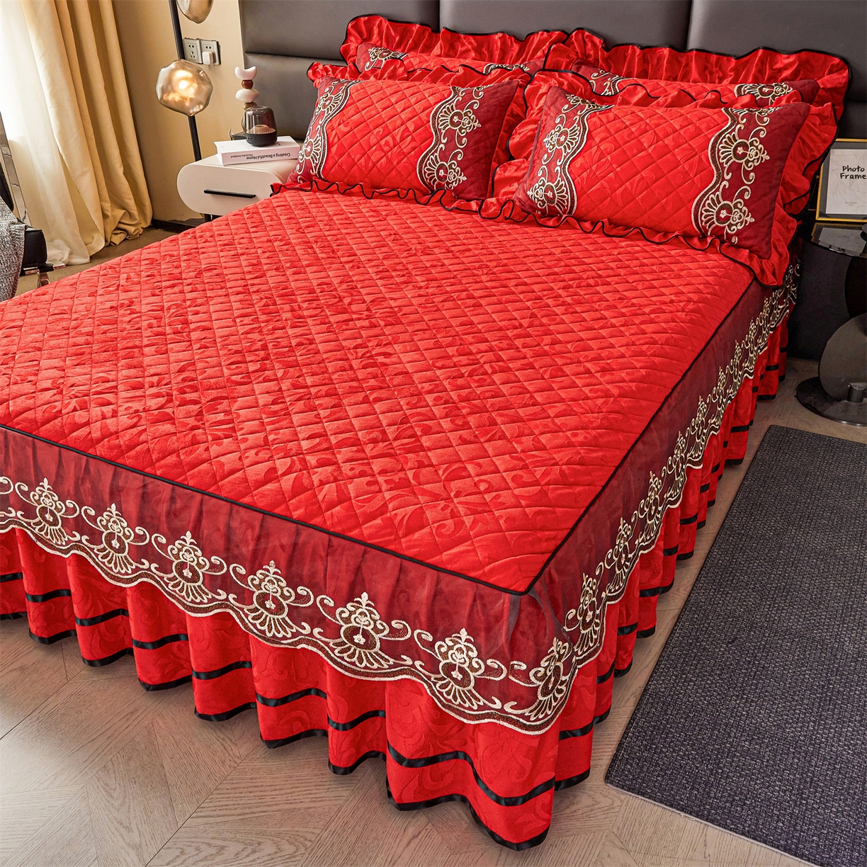 91家纺网 家纺一手货源 找家纺 好儿喜家纺 2025新款柔暖天鹅绒夹棉床裙奥菲庄园系列床裙三件套 奥菲庄园-红