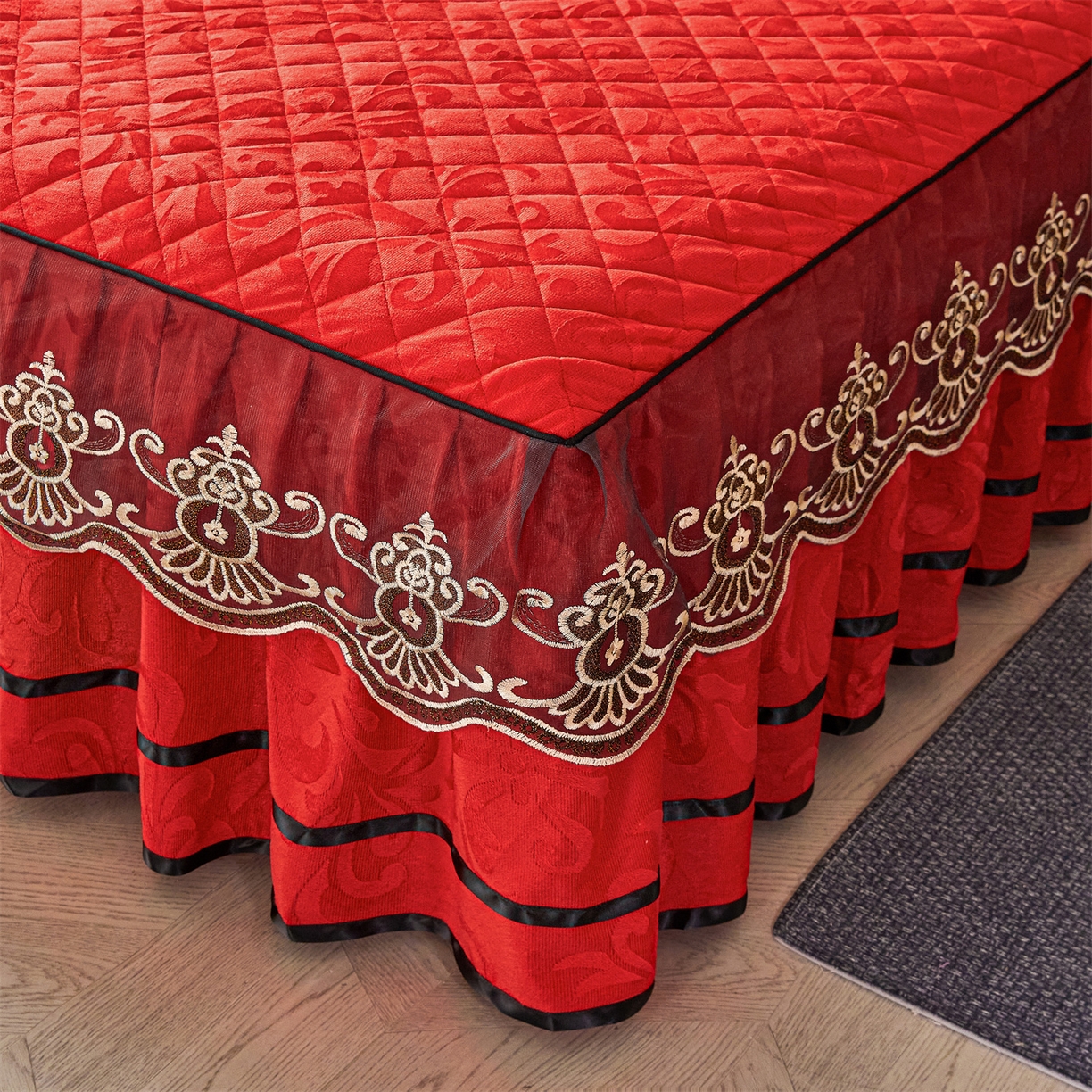 91家纺网 家纺一手货源 找家纺 好儿喜家纺 2025新款柔暖天鹅绒夹棉床裙奥菲庄园系列床裙三件套 奥菲庄园-红