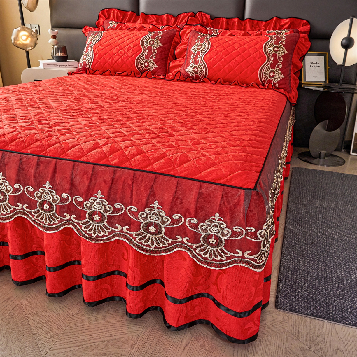 91家纺网 家纺一手货源 找家纺 好儿喜家纺 2025新款柔暖天鹅绒夹棉床裙奥菲庄园系列床裙三件套 奥菲庄园-红