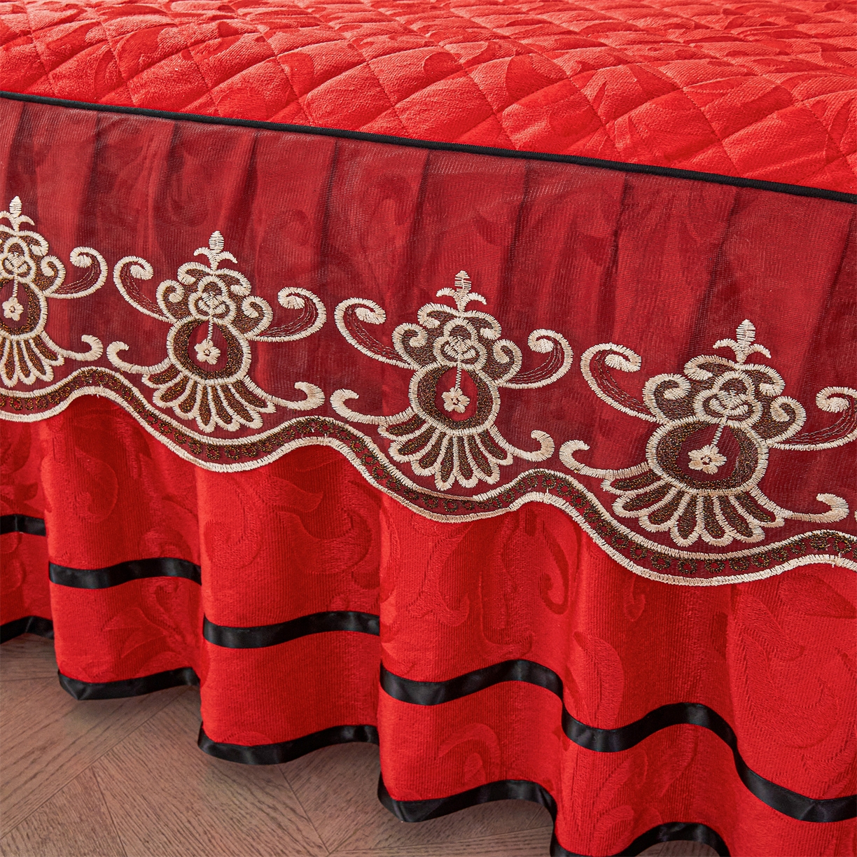 91家纺网 家纺一手货源 找家纺 好儿喜家纺 2025新款柔暖天鹅绒夹棉床裙奥菲庄园系列床裙三件套 奥菲庄园-红