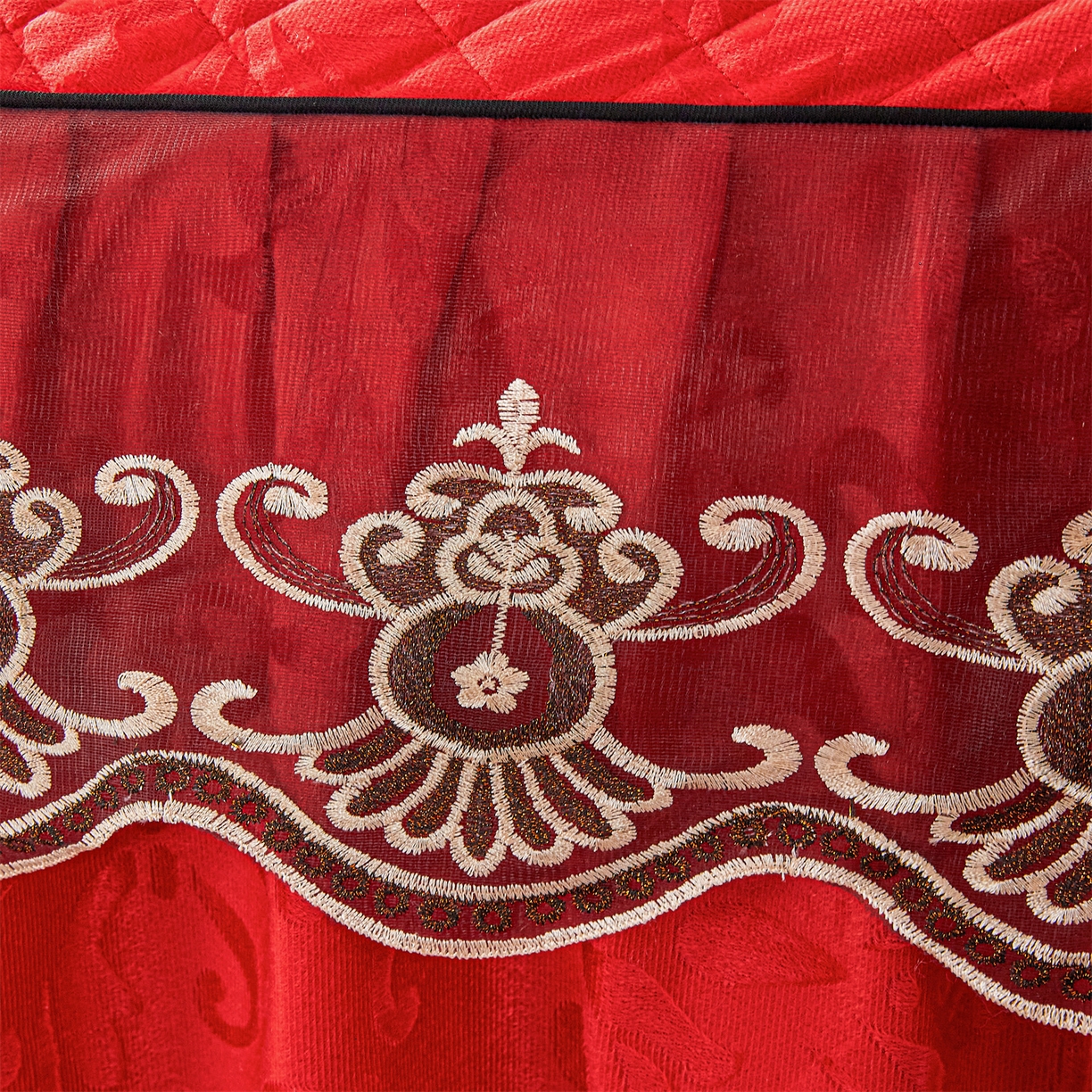 91家纺网 家纺一手货源 找家纺 好儿喜家纺 2025新款柔暖天鹅绒夹棉床裙奥菲庄园系列床裙三件套 奥菲庄园-红